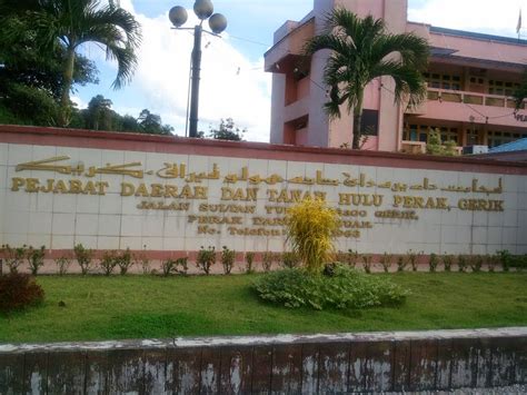 Dilahirkan pada 11 mac 1970 di pantai remis, perak, beliau telah memulakan kerjayanya sebagai pegawai tadbir dan diplomatik pada 15 januari 1996 dan pernah berkhidmat sebagai timbalan setiausaha kerajaan (pembangunan) negeri selangor; LAPORAN AKHIR LI: LATAR BELAKANG PEJABAT