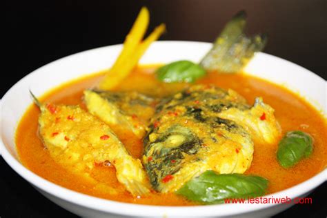 Masakan ini biasanya disajikan bersama bahan: Incip -Incip ajha...: Resep Ikan Kua Khas Maluku.