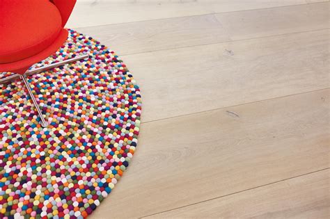 Auch für wohntextilien und teppiche wurde das edle material verarbeitet, wobei die einzelnen modelle durch schlichte eleganz und brillanz der farben punkten. Edle Holzdielen #teppich ©Gärtner Int. Möbel • COUCH