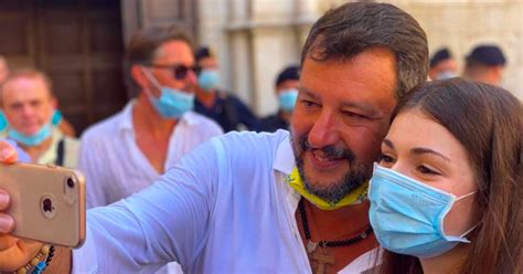 Matteo salvini si è tolto la mascherina al senato mentre polemizzava contro l'ultimo dpcm sull'emergenza coronavirus e contro il premier «io mi metto la mascherina», ha proseguito salvini indossando il dispositivo, «ma voi vi dovreste mettere la maschera per vergognarvi di coprire una. Matteo Salvini mascherina, il Sindaco Mastella: "Ho ...