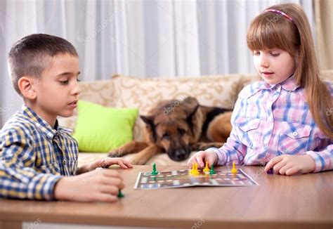 La consola ps4 presume de juegos para todas las edades. Fotos de Niños jugando juego de mesa ludo en casa sobre la ...