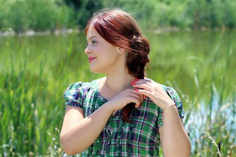 무료 이미지 자연 잔디 사람 소녀 여자 사진술 목초지 꽃 호수 초상화 모델 봄 빨강 머리 드레스