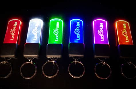 Le porte clé publicitaire est un cadeau original et simple qui permettra de faire la communication de votre entreprise efficacement. Porte clé lumineux personnalisé LedPulse- By Touch