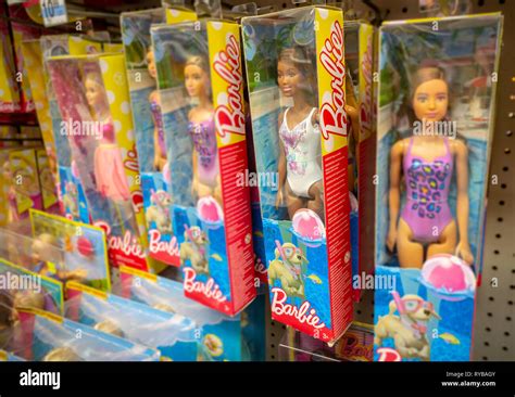 un assortiment de différentes poupées barbie mattel dans un magasin kmart à new york le