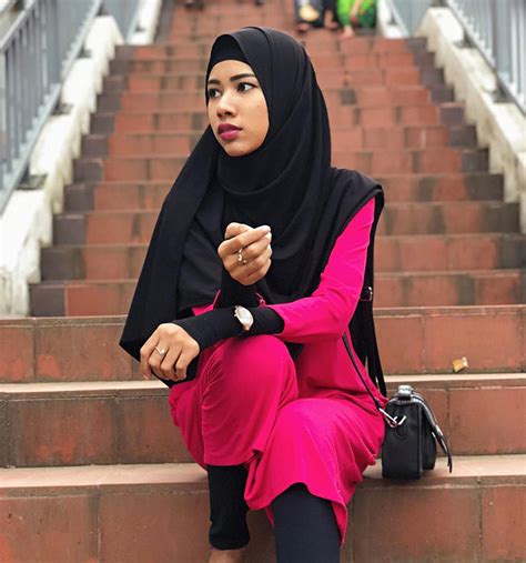 The hijab, or headscarf, is one of the most noticeable and misunderstood badges of muslim women. This fashion blogger in a hijab is winning the Internet ...