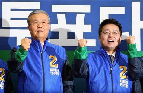 그 후로 당 쇄신의 필요성을 주장하고 쇄신이. 총선구호 외치는 김종인-이철희 - 오마이포토