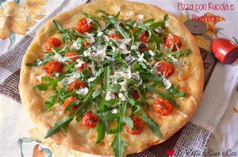 4.pizzatomaten und mozzarella auf teig geben und diesen auf heißem backblech ins rohr bis pizza schön braun und knusprig ist; Pizza con Rucola e Pomodori | Ricetta (con immagini ...