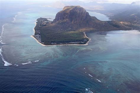 Stunning Underwater Waterfall In Mauritius Is Actually One Of Natures