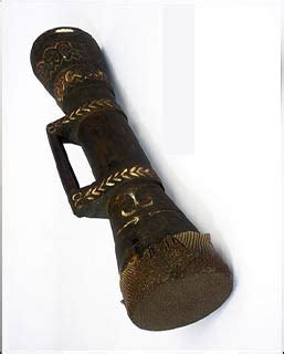 Tifa adalah salah satu alat musik tradisional yang berasal dari papua yang memiliki bentuk mirip dengan kendang tetapi berbentuk tube, cara memainkan tifa yaitu dengan cara dipukul. 35 Alat Musik Tradisional Indonesia, Nama, Gambar, dan Asal Daerahnya (6) | Lensa Budaya