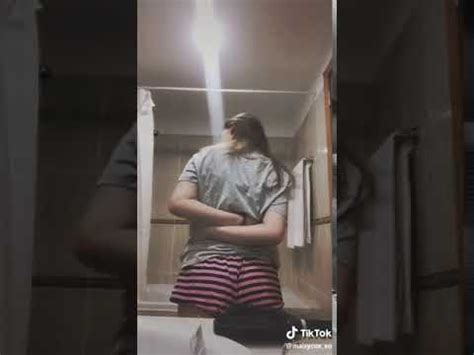 Chica sexy se graba en el baño YouTube