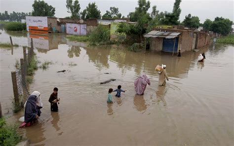 Wereldwijd worden momenteel verschillende landen getroffen door overstromingen. Honderd doden in Pakistan door overstromingen na zware ...