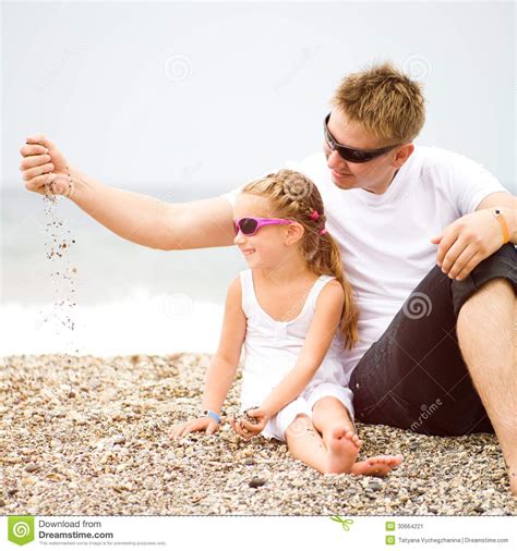 Padre Y Su Hija En La Playa Imagen De Archivo Imagen De Feliz Amor