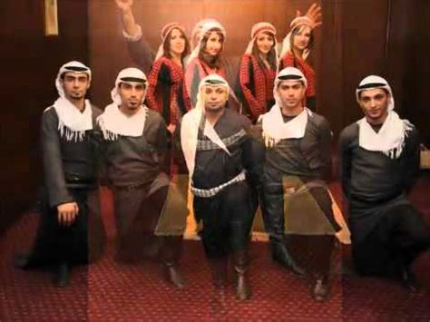 في شوارع غزة المدينة التي هاجمها الاحتلال الاسرائيلي مرات عديدة لكنها لم تيأس ولم تكسر وها هي شوارعها وأزقتها تقام بها مراسم الأعراس وكأنها تريد أن تثبت. ‫زفة فلسطينية فرقة الحنون 2013 0795566851‬‎ - YouTube