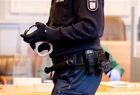 sexuelle nötigung polizist wird festgenommen