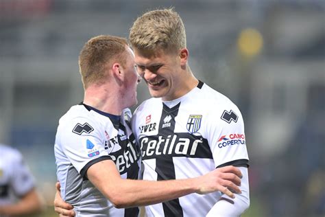 Andreas evald cornelius (an haife shi a 16 maris 1993) shi ne ɗan wasan ƙwallon ƙafa ta ƙasar denmark wanda ke taka leda a matsayin ɗan wasan gaba na parma, a matsayin aro daga atalanta, da ƙungiyar ƙasar denmark. Andreas Cornelius has now scored a hat-trick against Genoa ...