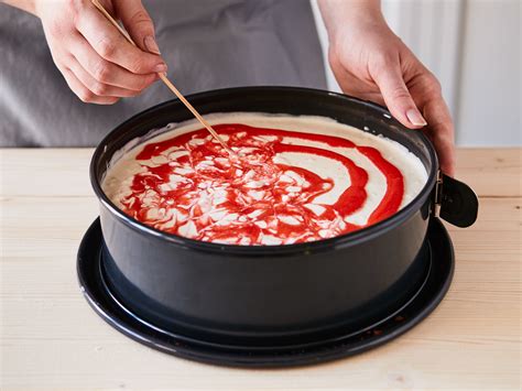 Auf einen herrlich knusprigen keksboden folgen eine wunderbar sahnige vanillecreme und als abschluss ein dünner fruchtspiegel aus erdbeeren. Erdbeer-Panna-Cotta-Torte - Rezept | Die besten ...
