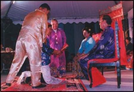 Nyonya mengenakan pakaian tradisional baba nyonya iaitu kebaya pendek dan kain sarung. Tamadun Asia Tenggara: Baba Dan Nyonya Di MELAKA