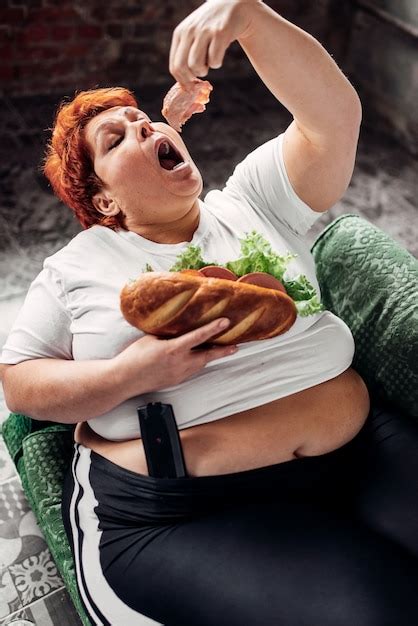 Mujer Con Sobrepeso Come Sándwich Bulímica Obesidad Foto Premium