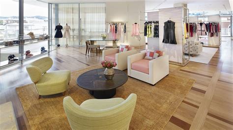 Peter marino takes the phrase brand building peter marino doesn't do anything halfway. Let's Shop at Louis Vuitton Los Angeles by Architect Peter ...