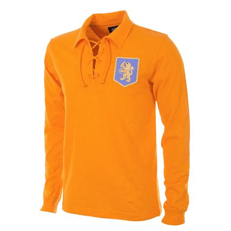 Een compleet oranje shirt met het logo van de knvb, de bekende. Nederlands Elftal retro shirt 1934 - Voetbalshirts.com