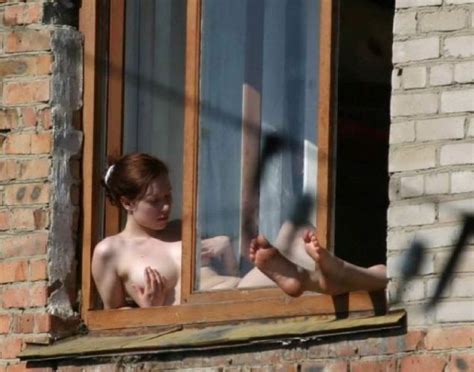 画像近くに住む女性が全裸で日光浴をしていて困っています ポッカキット