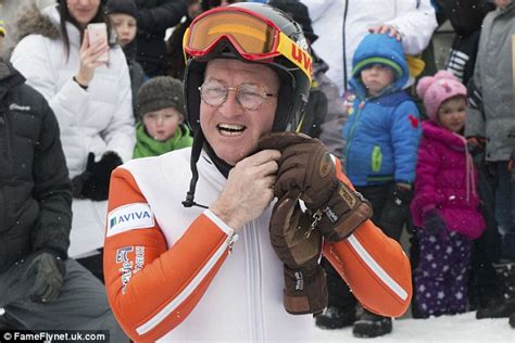 Eddie (taron egerton) nem igazán ügyes, sőt, első ránézésre kifejezetten kétballábasnak tűnik, viszont nagyon lelkes. Eddie the Eagle soars again in Calgary 30 years later ...