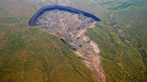 El gigantesco cráter de Siberia que sigue creciendo | Tele 13