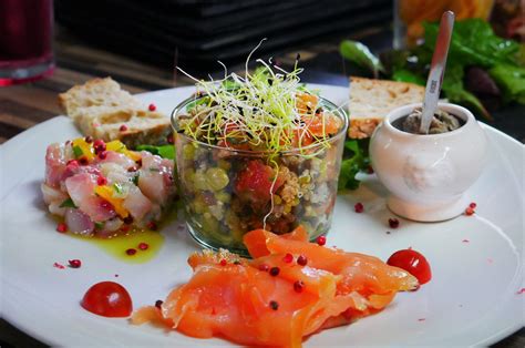 Assiette de la mer avec son tartare de daurade aux agrumes saumon fumé