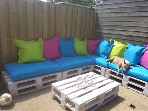 Its natural appearance will beautifully flow with the backyard's surrounding. DIY Pallet Patio Sectional Couch - Easy Pallet Ideas
