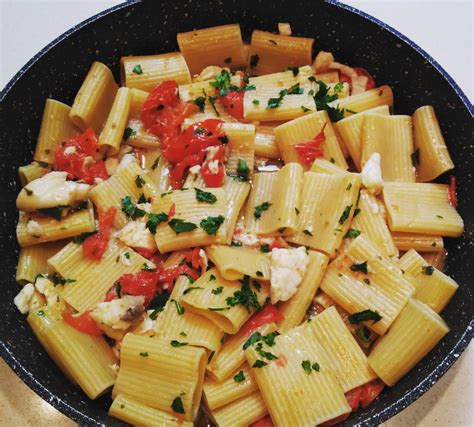 Bocconcini di polpa di pesce, marinati. Paccheri con rana pescatrice - Ricetta - Ottopagine.it