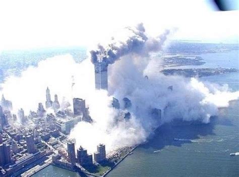 911 (remix) はキングギドラの楽曲。2002年発売。 911はアメリカ同時多発テロ事件が2001年 9月11日に発生したことによる俗称の一つ。9.11事件とも。 華氏911はアメリカ同時多発テロ事件関連のドキュメンタリー映画。 美国911事件十一周年 惨烈现场回顾（组图）_焦点透视_新浪财经_新浪网