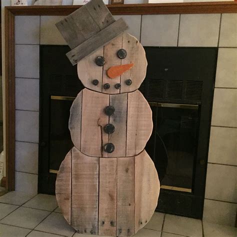 Pallet Snowman Wanted To Bring Frosty To Life Diy Christmas Deco