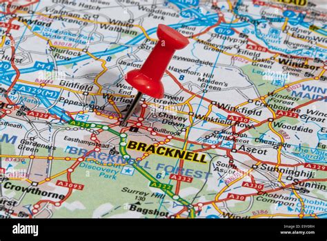 Red Map Pin In Road Map Pointing To City Of Bracknell Stock Photo Alamy