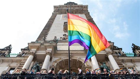 16 jahre haft für mann. „Pride Week": Jetzt weht die Regenbogenflagge am Hamburger ...