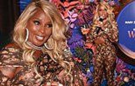 Mary J Blige Stuns In An Ab Flashing Ensemble As Shes Honored With Her Very