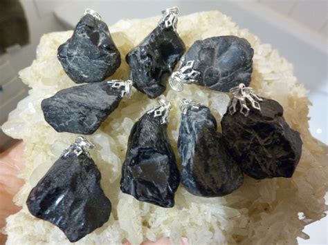 Le spinelle est un minéral d'oxyde de magnésium et d'aluminium ayant une dureté de 7,5 à 8. PENDENTIF PUISSANTE PROTECTION SPINELLE NOIRE RARE