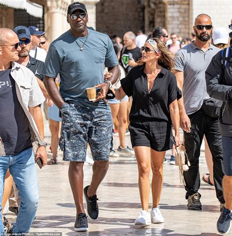 Michael Jordan et sa femme Yvette Prieto se promènent bras dessus bras dessous lors d un luxueux