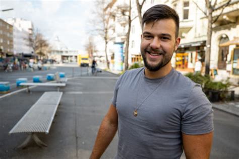 Bei der csd parade in berlin gehen menschen für die rechte von schwulen, lesben. Team 2021 - CSD Berlin