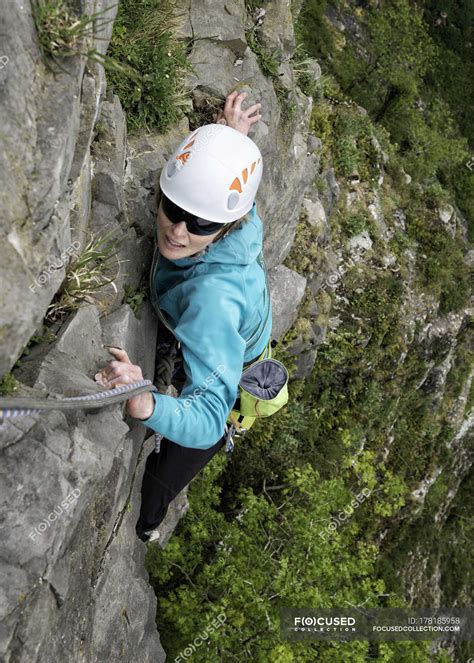 Uk Bristol Avon Gorge Giants Cave Buttress Woman Rock Climbing On