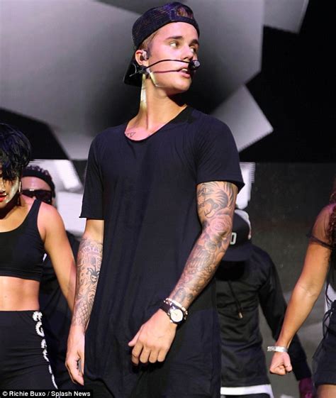 justin bieber rips off his top and performs shirtless at billboard hot 100 music festival
