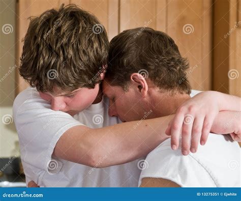 Padre Y Abrazo Adolescente Del Hijo Imagen De Archivo Imagen De