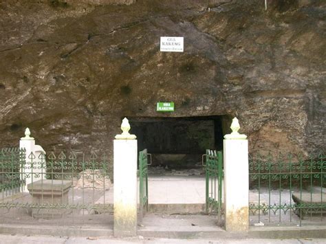 Goa selarong adalah sebuah tempat di daerah guwosari, pajangan, bantul yang pernah dipergunakan oleh pangeran diponegoro sebagai tempat persembunyian saat peperangan melawan belanda. Goa Selarong Bantul | Foto, Lokasi, Rute, Harga Tiket, & Fasilitas