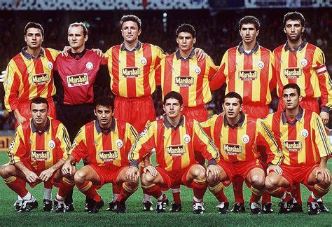 Galatasaray spor kulübü is a turkish professional football club based on the european side of the city of istanbul in turkey. Ayaktakiler Oturanlar | Galatasaray 1999-2000
