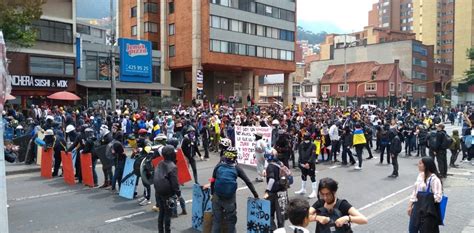 Las protestas violentas contra la brutalidad policial, desatadas por la muerte de un hombre de 46 años en bogotá y que la víspera dejaron 10 víctimas mortales, ha continuado con disturbios en diferentes ciudades del país. Protestas del 21E en Colombia: minoritarias y violentas