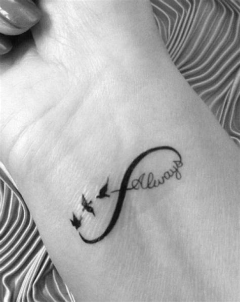 A playful take on the infinity and word tattoo, this is a fashion tattoo with a hanger. 25+ bästa Infinity wrist tattoos idéerna på Pinterest ...