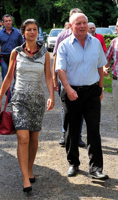 Sahra wagenknecht, the leader of the communist section of germany's linkspartei (or left party). Sahra Wagenknecht + Oskar Lafontaine: Heimliche Hochzeit ...