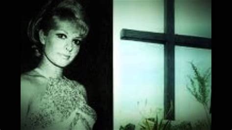 Η μαίρη αλεξοπούλου αποφάσισε να ακολουθήσει το δρόμο του θεού μετά από ένα τραγικό γεγονός που στιγμάτισε την οικογένεια της όταν ήταν 42χρονών. ΜΑΙΡΗ ΑΛΕΞΟΠΟΥΛΟΥ ΣΕ ΘΕΛΩ - YouTube