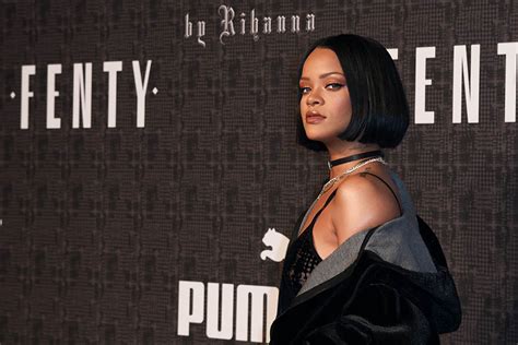 Randb Singer Rihanna Is Officially A Billionaire Thanks To Fenty Beauty
