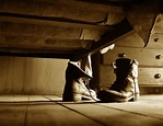 « À qui appartiennent ces bottes sous le lit où mes vieilles bottes ...