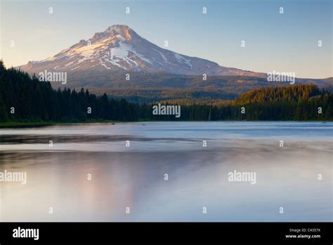 Usa Sunset Mount Hood From Trillium Lake Hi Res Stock Photography And